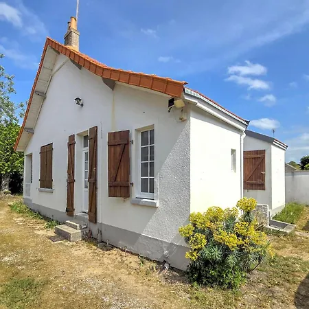 3 Bedroom Beautiful In Jean De Monts Holiday home *